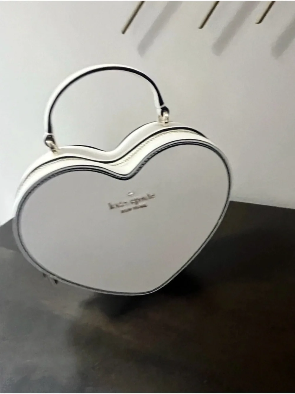 Kate spade ♠️ white heart crossbody bag top handle satchel Leather guitar strap - Picture 4 of 9